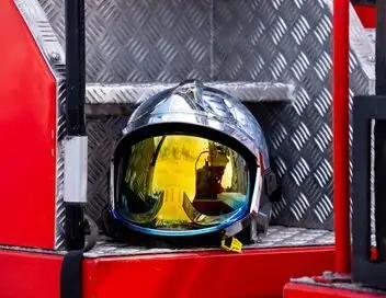 90' Enquêtes - Saison 19 - Accidents et sauvetages périlleux : ça chauffe pour les pompiers de Marseille – affiche