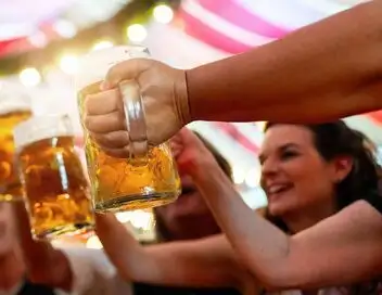 42, la réponse à presque tout - La société a-t-elle besoin de l'alcool ? – affiche