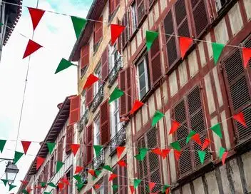90' Enquêtes - Saison 18 - De Biarritz à Bayonne : plages surveillées et nuits agitées au Pays Basque – affiche