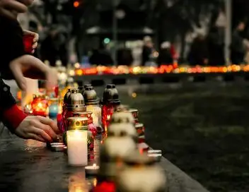 Hommage aux victimes des attentats de 2015 – affiche