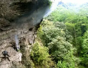 Les maîtres des abeilles - Saison 1 - Népal, les Gurung et l'abeille géante – affiche