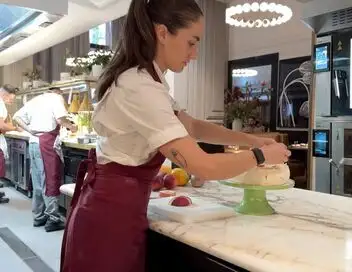 Voyage en cuisine - Australie : la pavlova – affiche