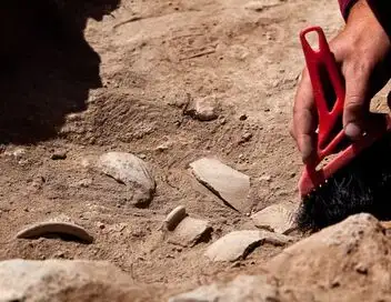 Hidden Beneath the Cities - Saison 1 - L'école oubliée et le cimetière du château – affiche