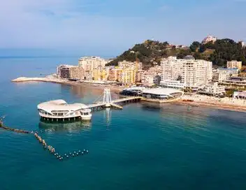 Zone interdite - Maisons de vacances : les nouveaux coins de paradis à petit prix – affiche