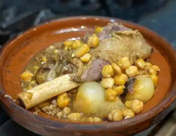 Voyage en cuisine - Liban : le moghrabieh – affiche
