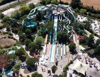 Capital - Fraîcheur et sensations fortes : le jackpot des parcs aquatiques ! – affiche