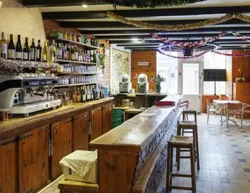 Alerte à l'hôtel : 30 jours pour tout relancer - Souppes-sur-Loing – affiche