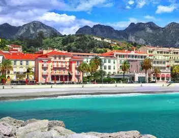 Enquête exclusive - De la Bretagne à la Côte d'Azur : les nouvelles guerres du littoral – affiche