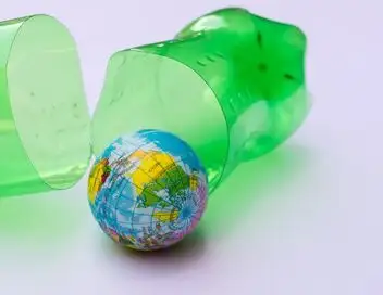 Zone interdite - Notre santé en danger : révélations sur ce plastique qui nous empoisonne – affiche