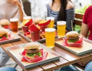 Capital - Toujours plus pour moins cher : que valent les nouveaux bons plans resto ? – affiche