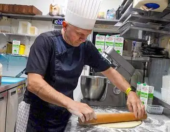 Voyage en cuisine - Normandie : la tarte au camembert – affiche