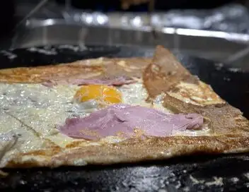 Voyage en cuisine - Bretagne : les crêpes salées – affiche