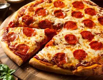 Capital - Pizza, télé et maillot de foot : enquête sur les vrais gagnants de la Coupe du monde – affiche