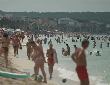 Zone interdite - Surtourisme, pollution : menace sur les perles de la Méditerranée – affiche