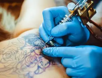 Tattoo Cover : Sauveurs de tatouages - Toute première fois – affiche