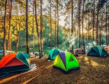 Vive le camping - Camping XXL, sensations fortes et fêtes endiablées : un été de folie à Sète – affiche